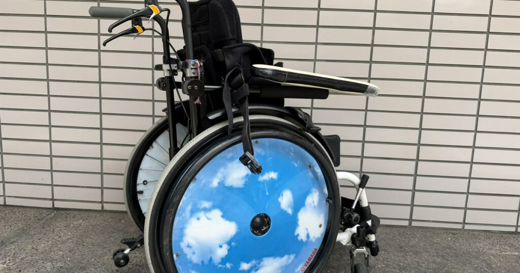 空の絵柄が入ったタイヤの子ども用車椅子