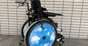 空の絵柄が入ったタイヤの子ども用車椅子